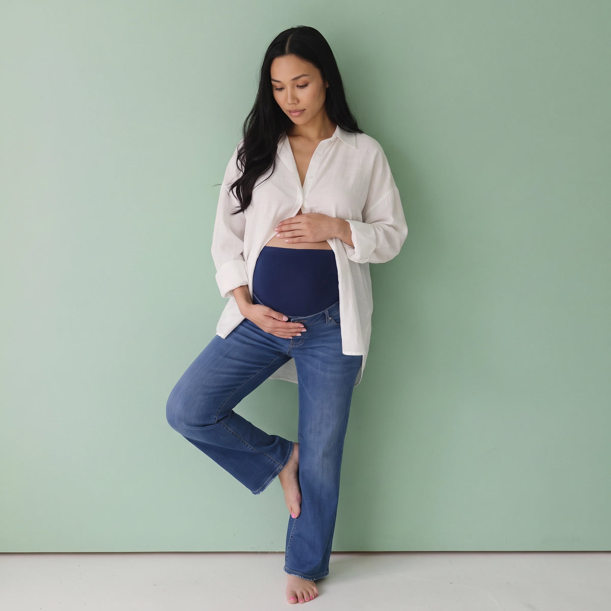 files/alma-nueva-straight-leg-maternity-jeans-dark-blue-model-front.webp